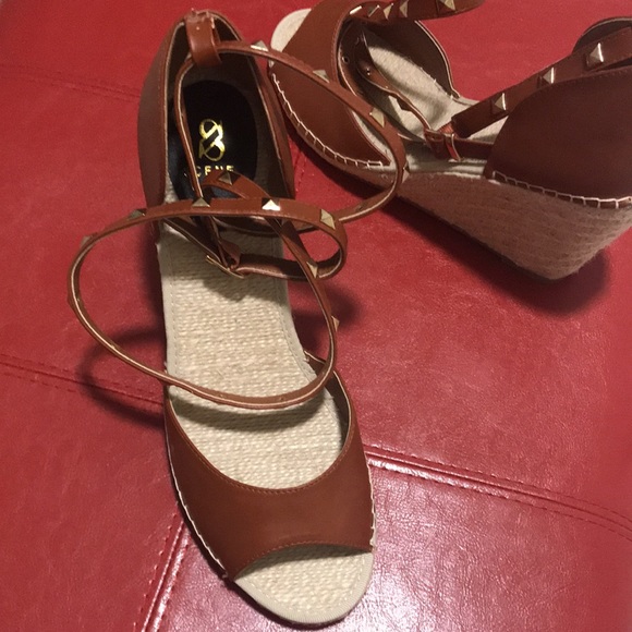 Tan / beige wedge espadrilles. - Picture 3 of 4